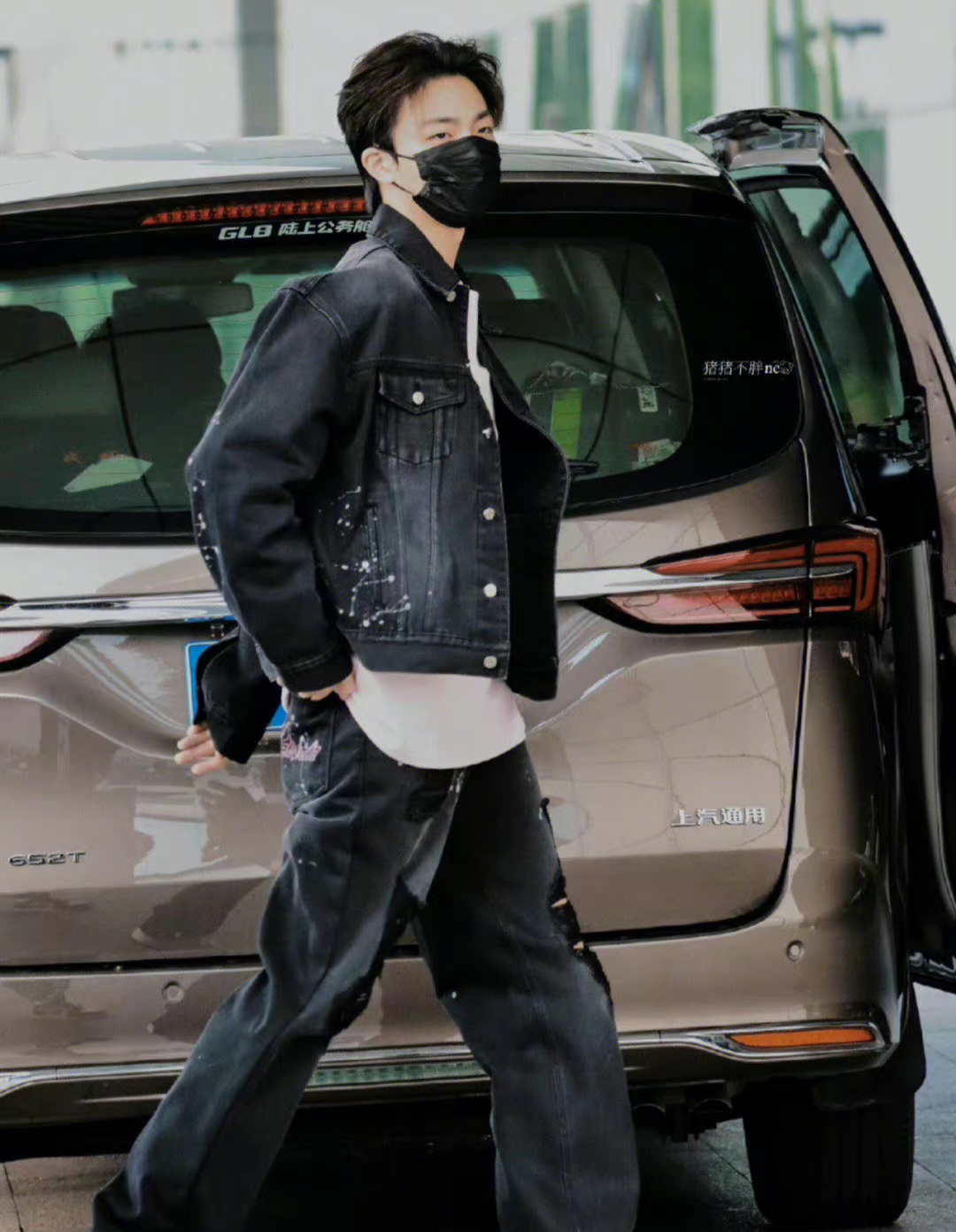 陈立农机场蓝色外套,陈立农巡演牛仔褂