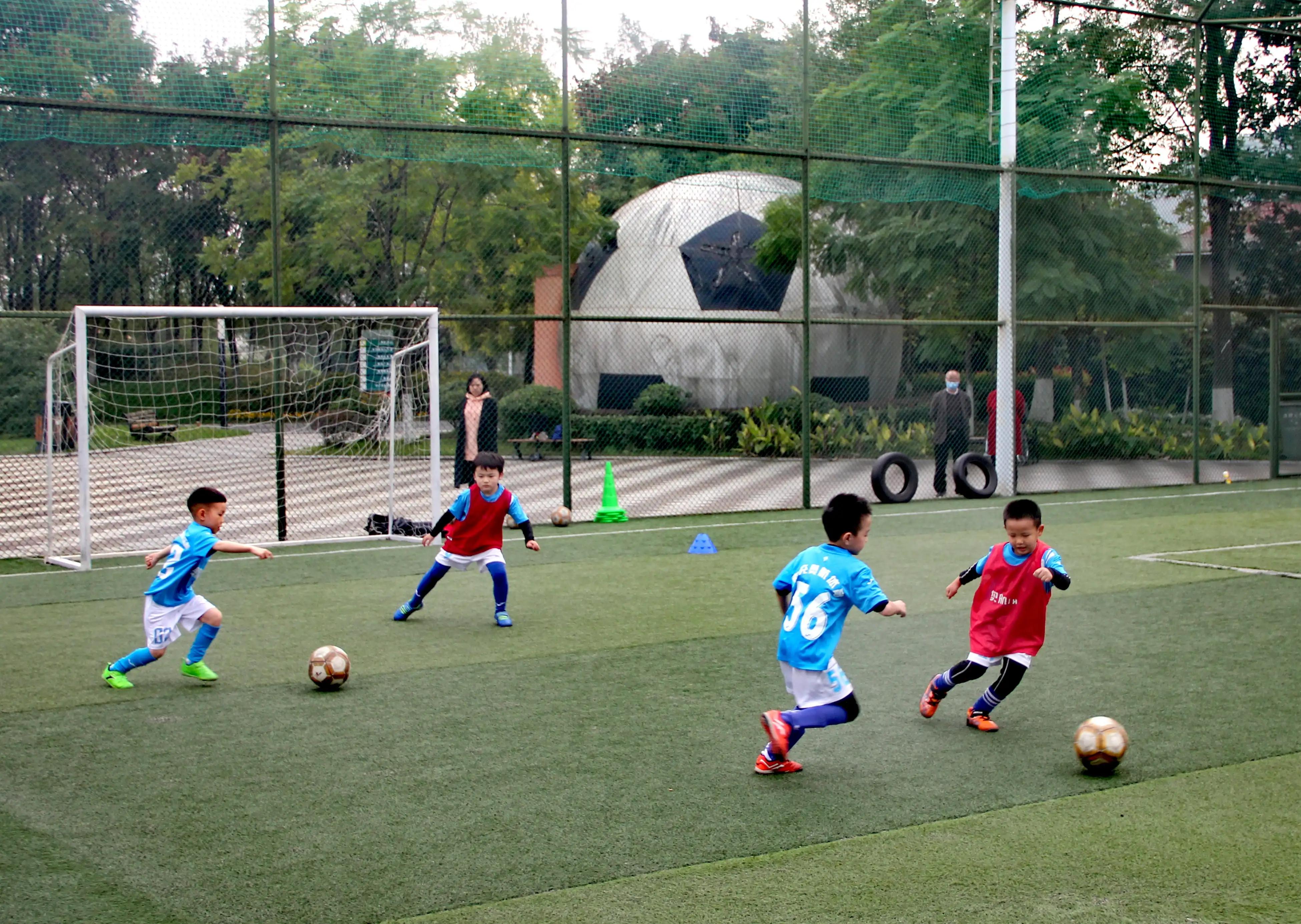 聚焦奥航少年风采：用青春的激情点燃对足球的热爱