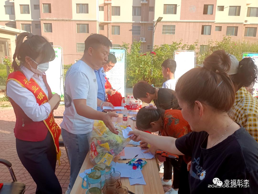 普法宣传进社区法治观念入人心,开展普法宣传唱响基层法治主旋律