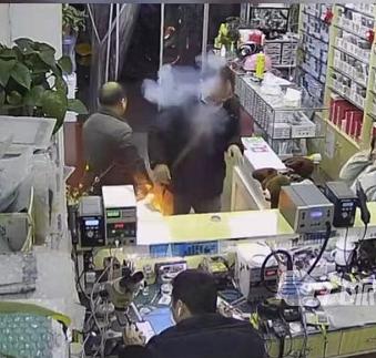 德阳大爷掰电池后电池爆炸,男子不听警告手掰电池瞬间燃爆