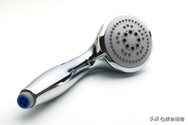 用完的牙膏千万别扔放在马桶水箱,用完的牙膏管不要扔