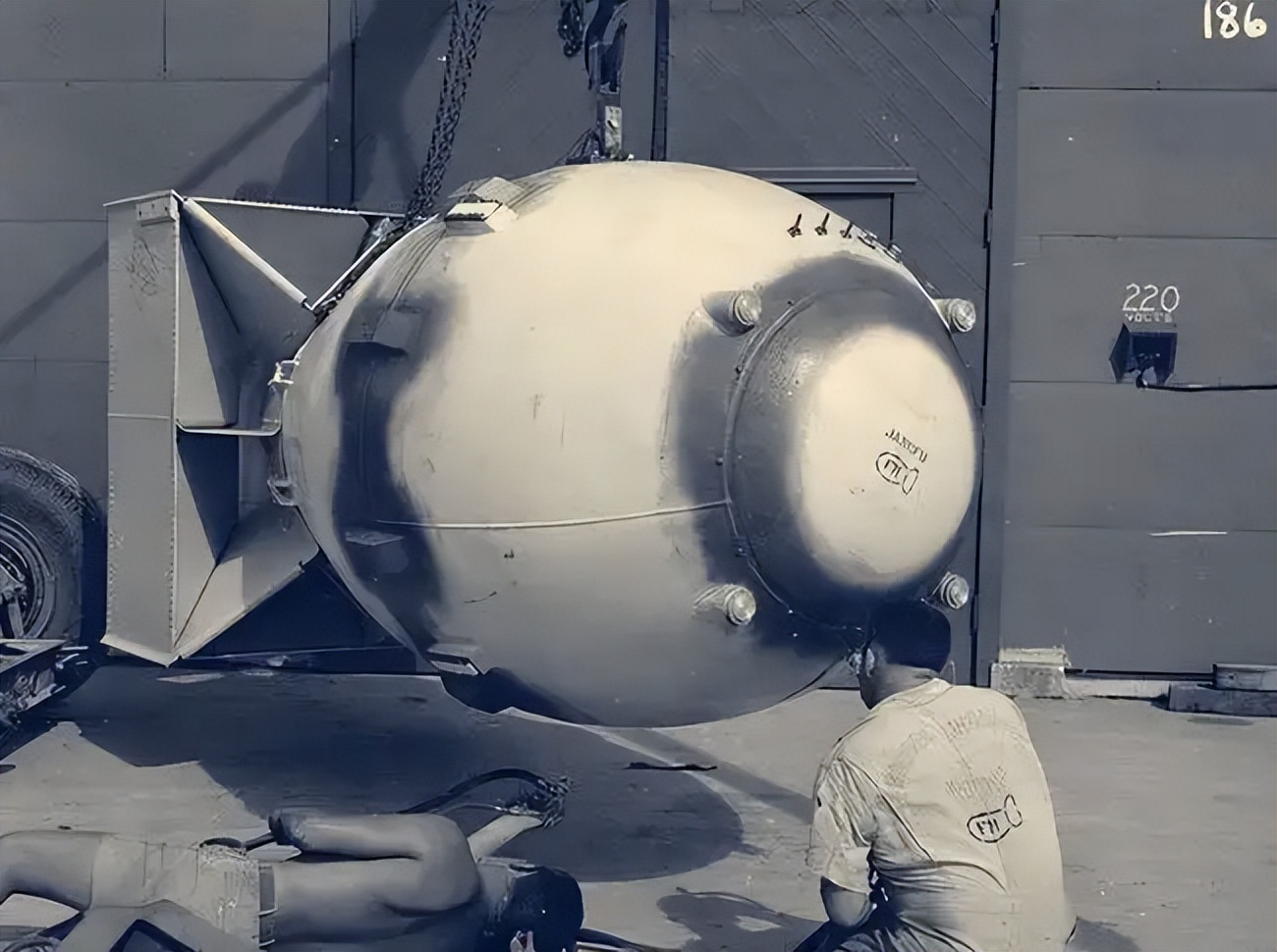 中国研发原*弹子**后，*诺斯**问：原*弹子**还是纸老虎吗？毛主席幽默回答