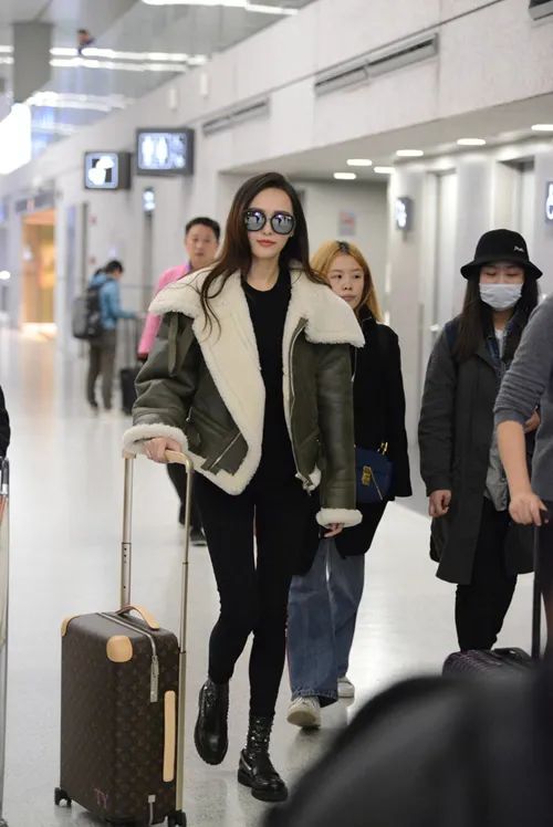 唐嫣在机场时背的焦糖色包,唐嫣曾经用过哪些包包