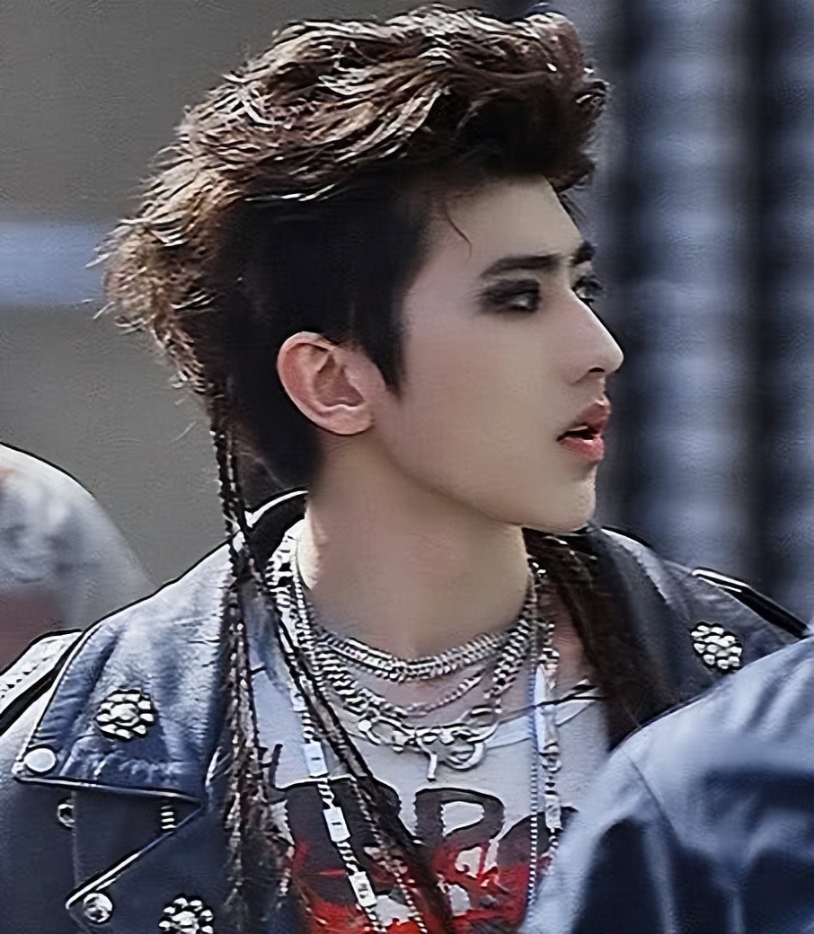 衣不蔽体,全身涂白,满口假牙闪瞎眼…娱圈的病态审美,该管管了