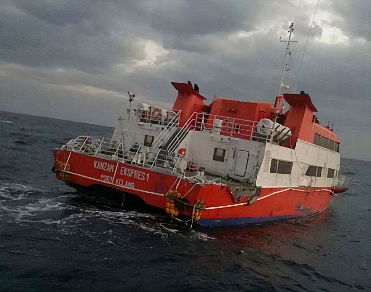 东海渔民发现空无一人的游轮,18年一渔民在东海发现豪华游轮