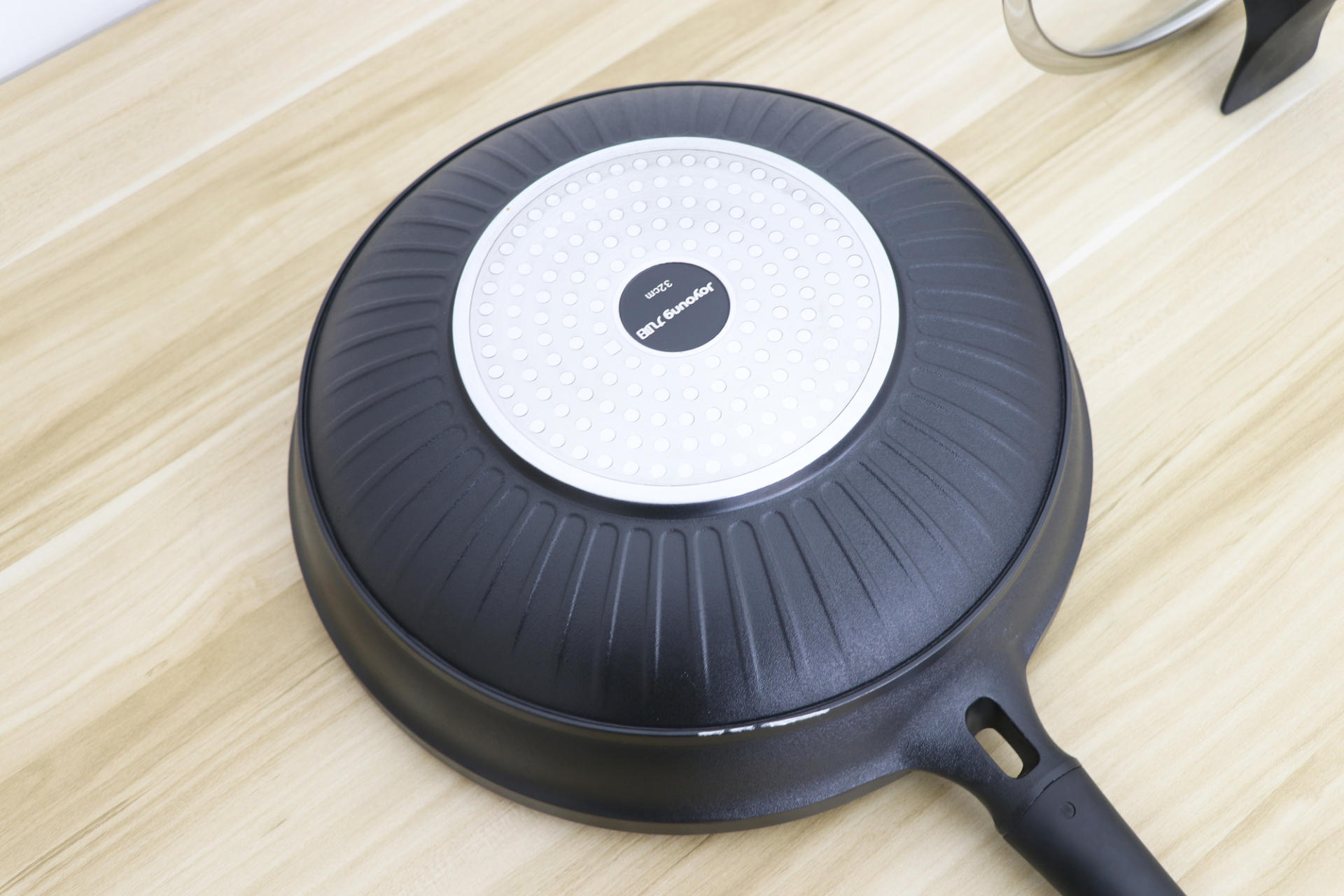 九阳和苏泊尔哪个不粘锅平底锅好,九阳少油烟不粘锅平底锅家用