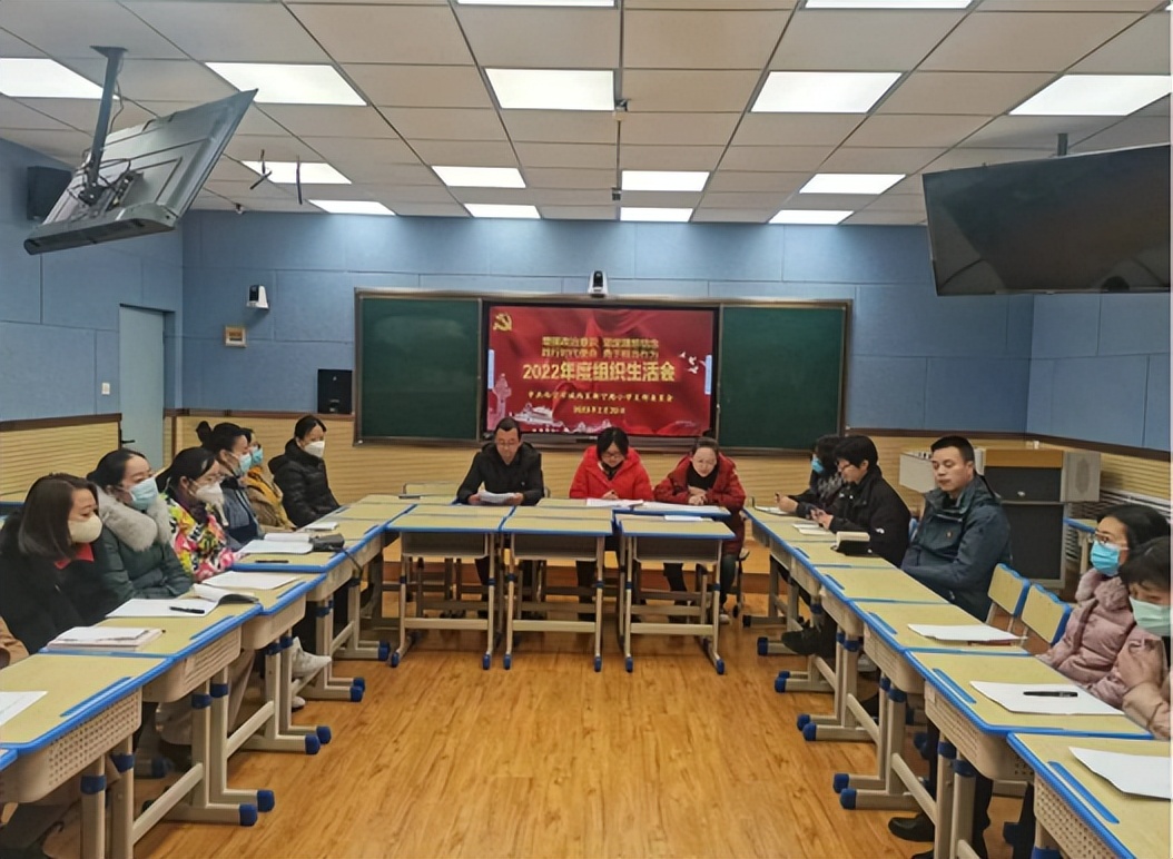 坚定的理想信念和忠诚干净担当,坚定理想信念锤炼政治担当