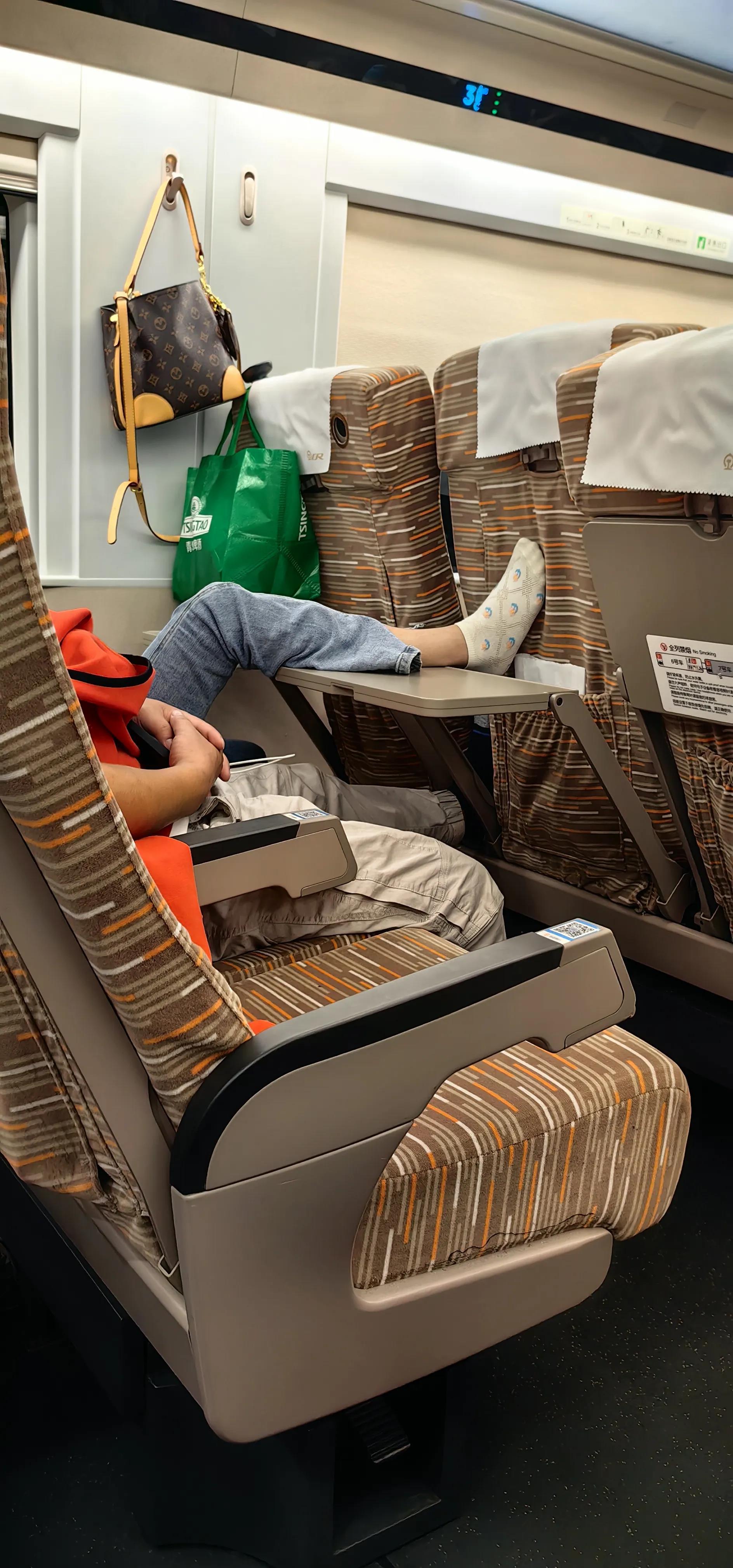 为什么lv那么贵二手的还那么多,为什么lv的衣服那么贵