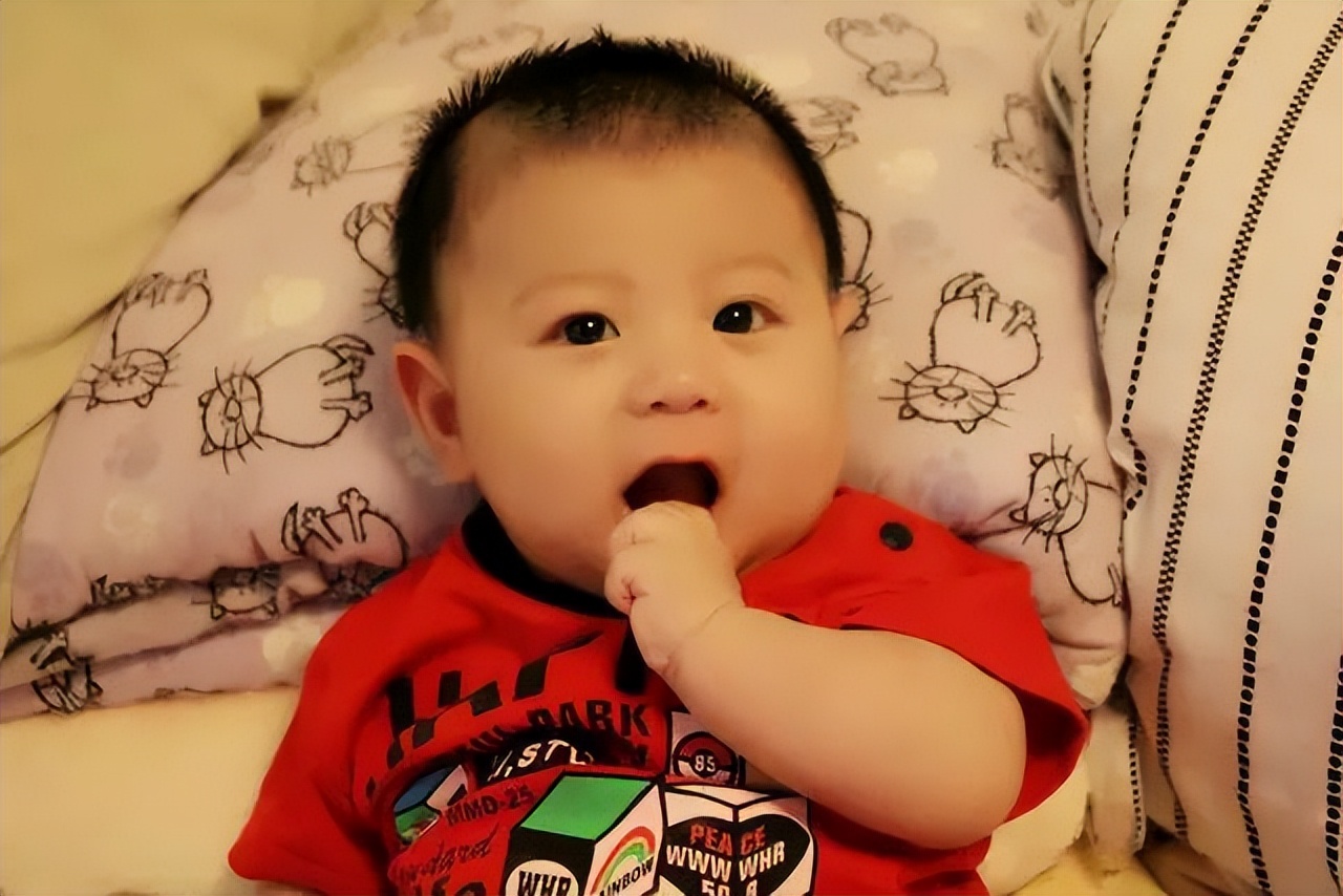 新手爸妈课堂：发现婴儿喜欢啃手指，两件事少做，很快度过口欲期