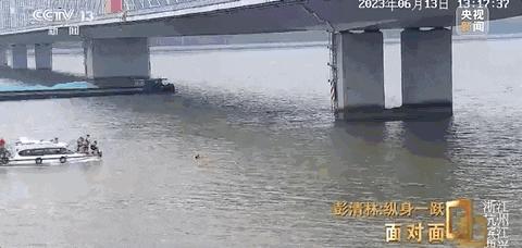 不顾自己安危跳桥救人的外卖小哥,跳桥救人的外卖小哥妈妈接受采访