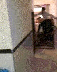 女孩子看起来外表美丽，其实裤袜已经掉到大腿根了！哈哈哈