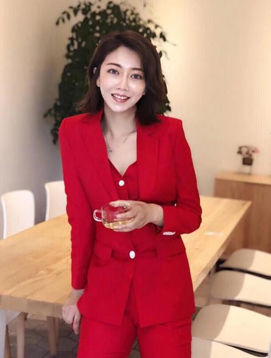 左小青最美的穿搭图西服,左小青黑色吊带裙白西装