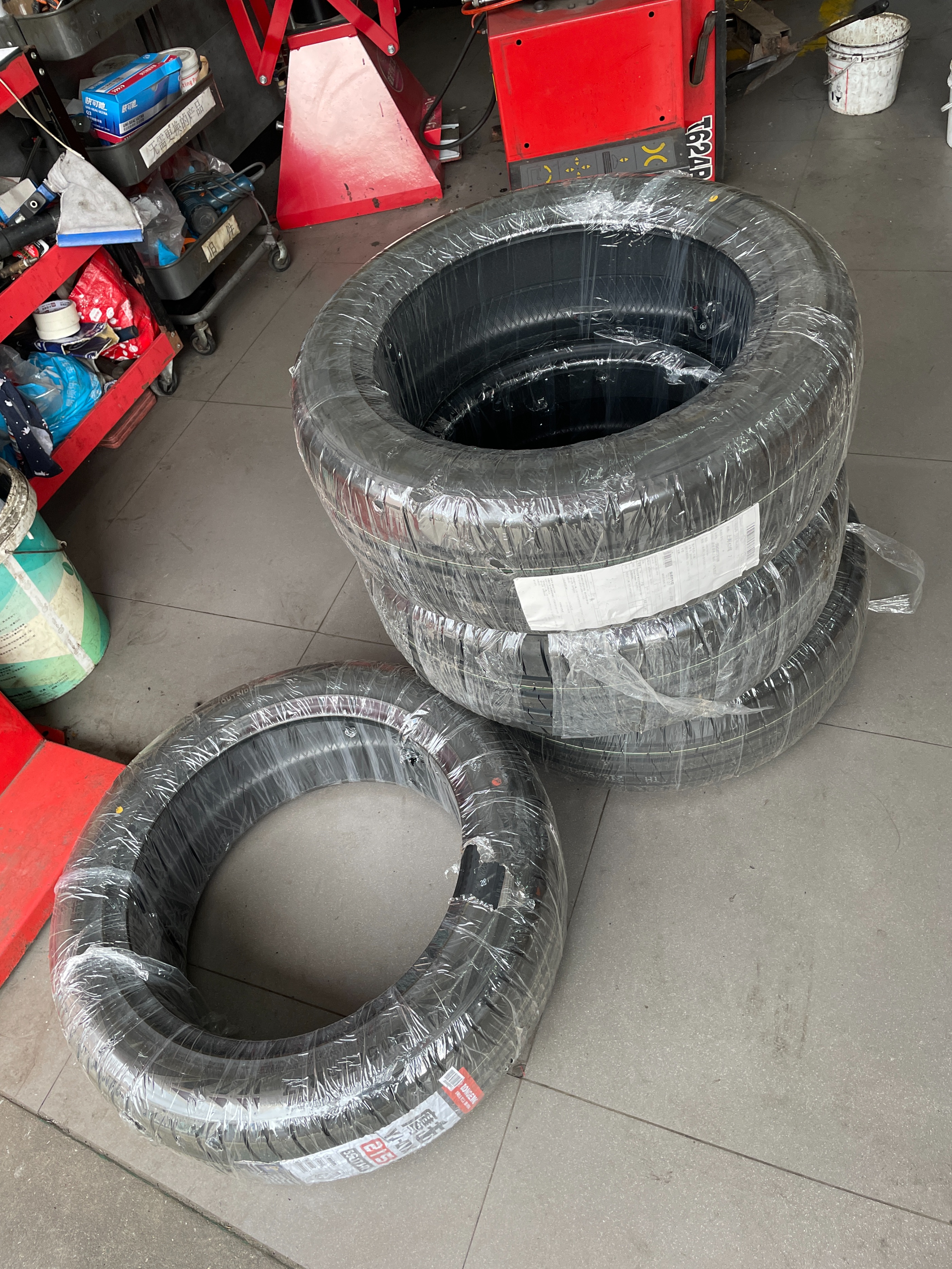 比亚迪秦plus升级轮毂,斯巴鲁更换前轮胎