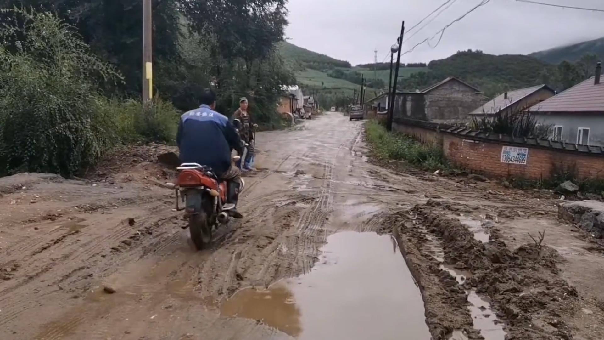 村村通柏油路现状,为什么村村通修的都是水泥路