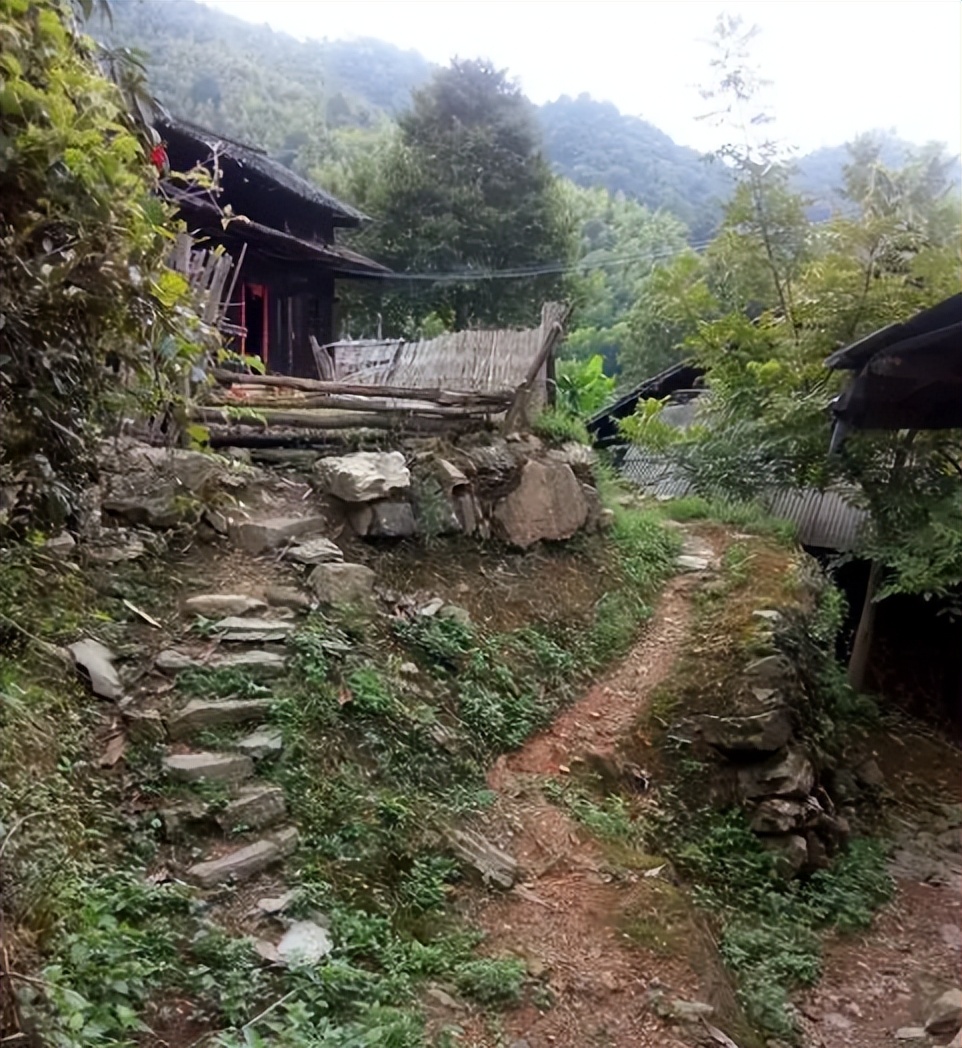 湖南新闻9岁女孩被人贩子拐走,17岁少女被拐后反把人贩子卖了