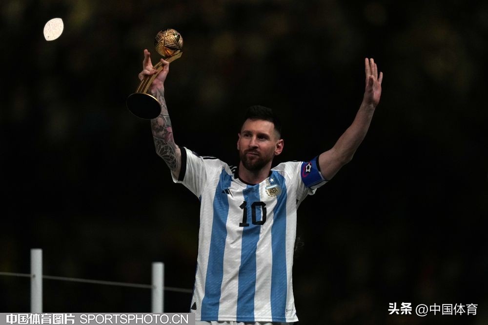 卡塔尔世界杯阿根廷捧起大力神杯,卡塔尔世界杯阿根廷大力神杯