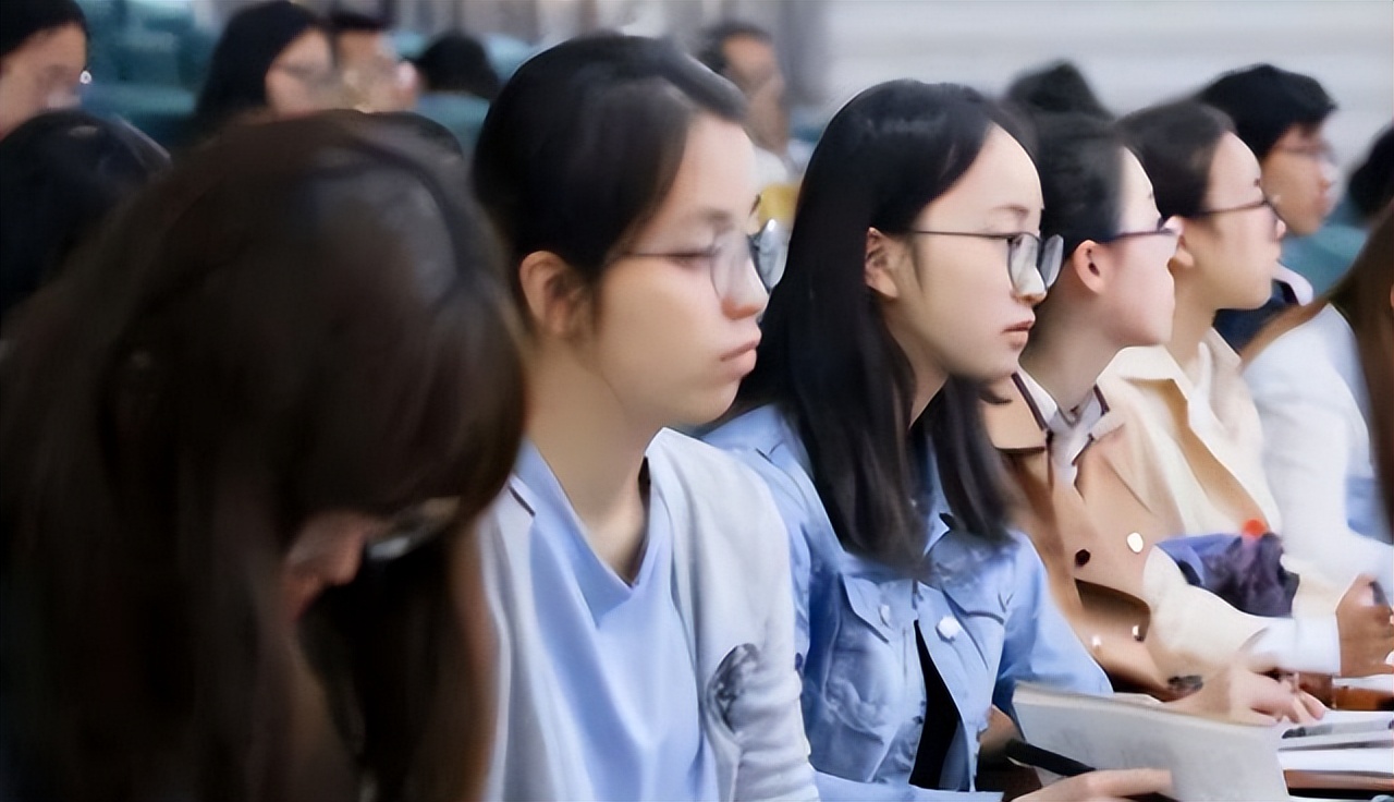 上海本科生平均工资2023,上海本科生就业工资