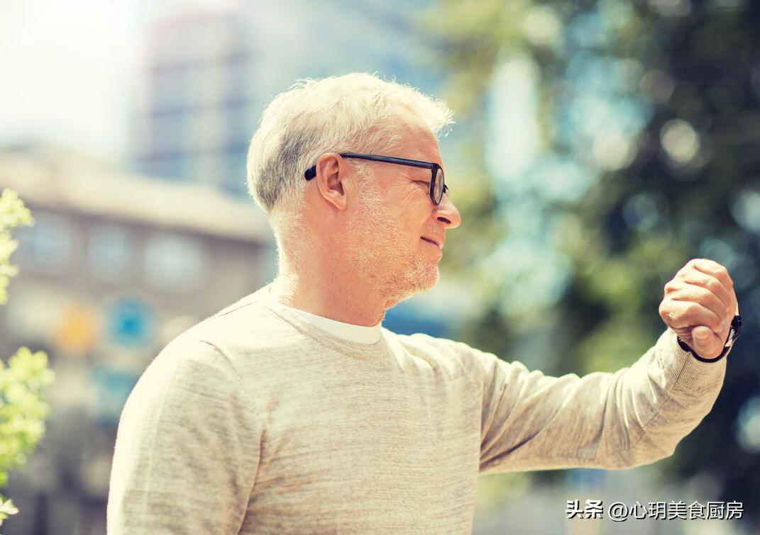 小伙回家过年给父母的5样礼物,北漂一年回家买什么礼物给爸妈