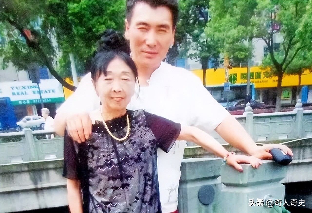 90后娶60岁老太太真实事件,25岁小伙不顾反对娶60岁大妈