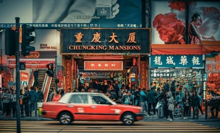 香港穷小子，做房地产身家20亿，疯狂泡女明星，却47岁在东莞猝死