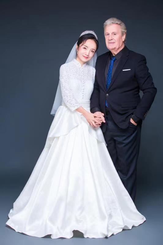 跨国恋嫁到国外,相差19岁的跨国恋