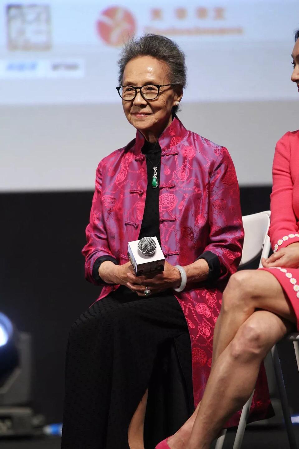 浙江71岁老奶奶穿搭堪比20岁,80岁老奶奶穿衣打扮变年轻