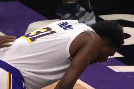 湖人不敌骑士威少16分3板3助攻,威少抢断三分绝杀詹姆斯的反应