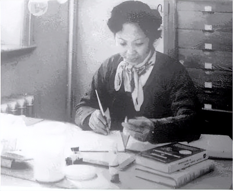 中国女子被美国海关扣留，送出6800美元，保住了神秘小药盒