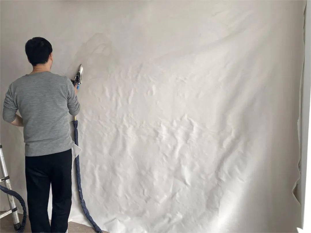 墙布贴木饰面有问题么,翻新墙布对比木饰面