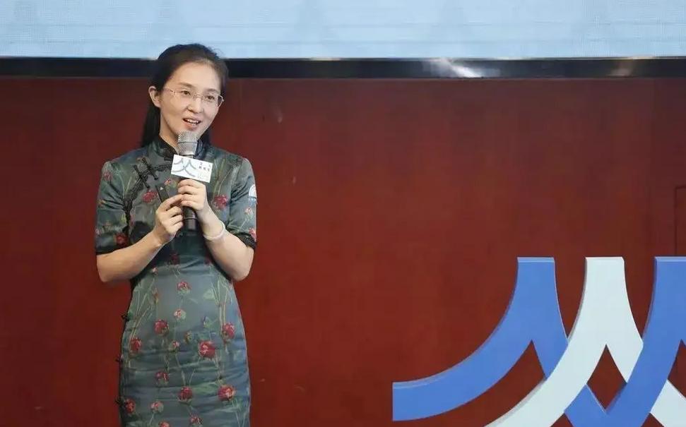 美女校长胡红梅堕落记：凭美貌走上巅峰，成“文字小偷”跌下神坛