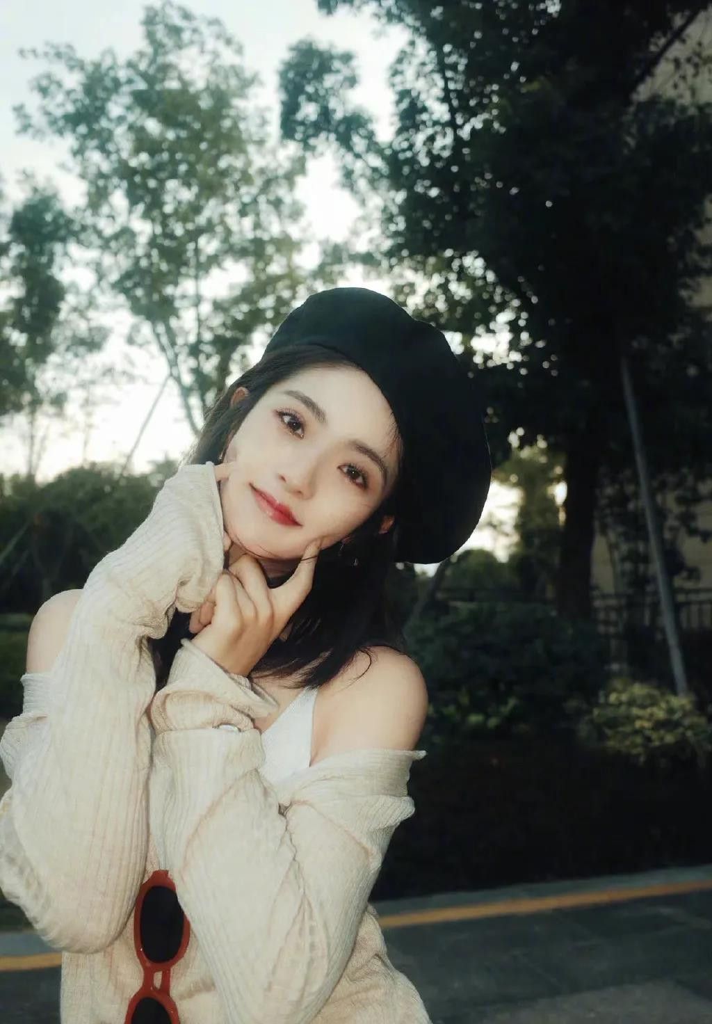 邢菲一袭白裙清新甜美,邢菲可爱少女照片