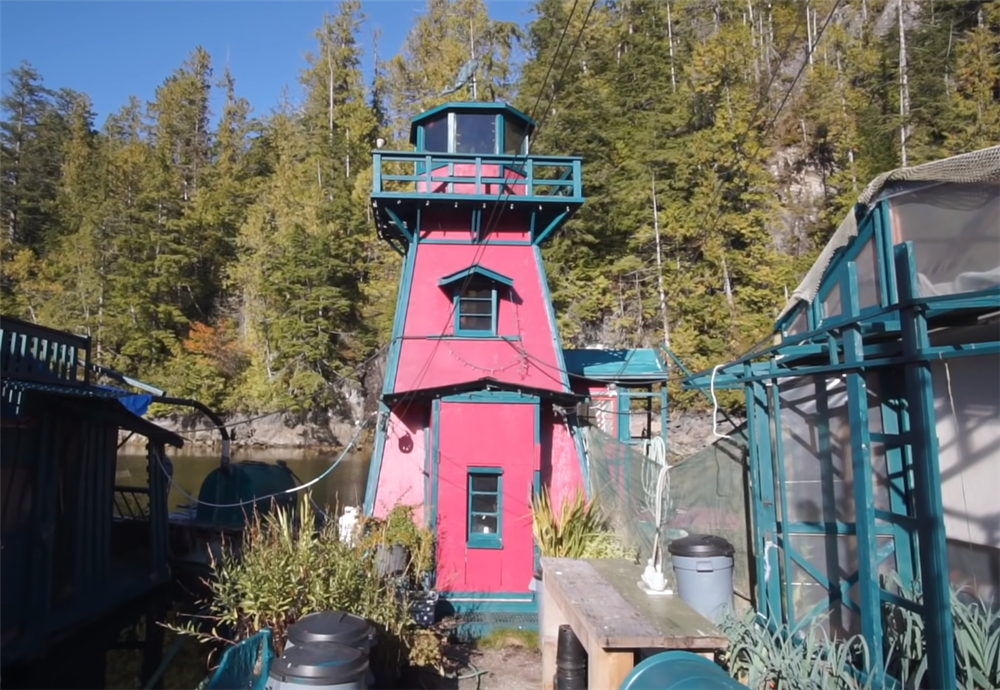 夫妻二人买下海岛过起隐居的生活,夫妻隐居小岛与世隔绝