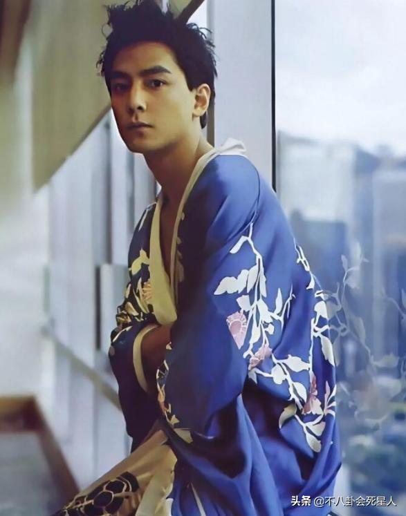 男人味也能“造假”？眉毛稀疏、画腹肌、贴鬓角，张艺兴差距最大