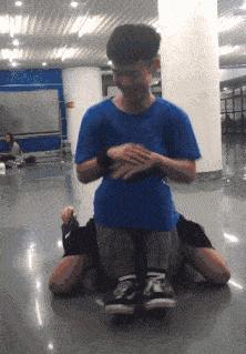 “怎样让对面阿姨把脚从我鞋子上挪开？”哈哈哈，有内味了