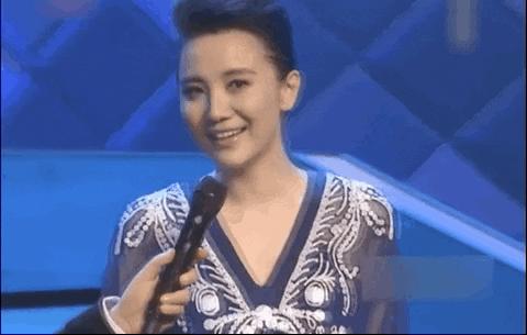 赵丽颖眼睛发炎上台领奖侧面照片,赵丽颖领奖神图高清照片