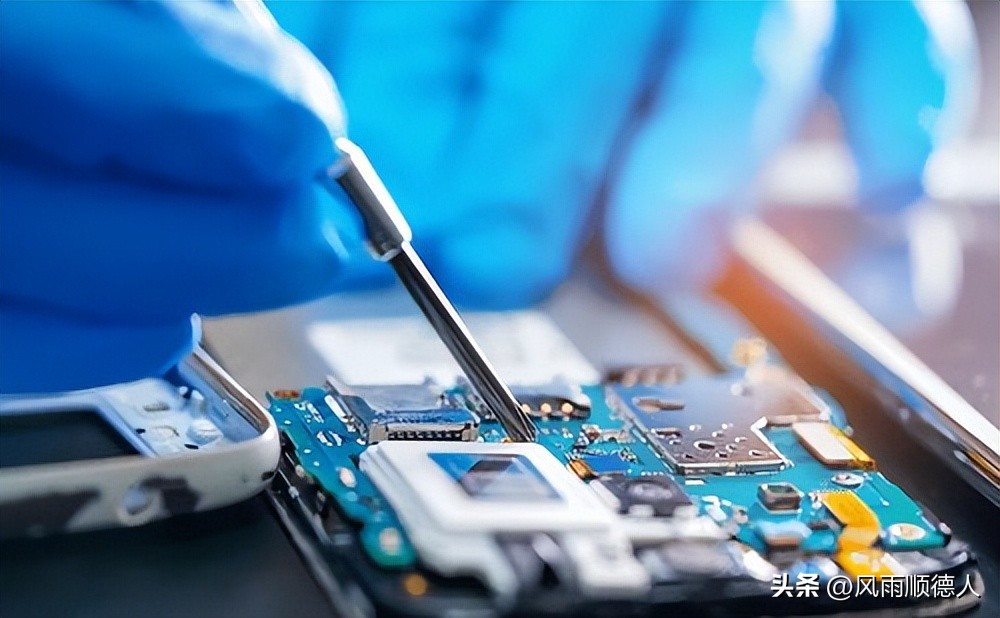 教你看午盘：芯片软件联袂走强，新主线出现要上车吗？现在告诉你