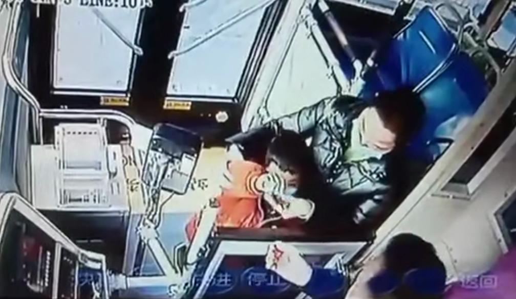 公交车的暖心一幕,公交车暖心感动的事
