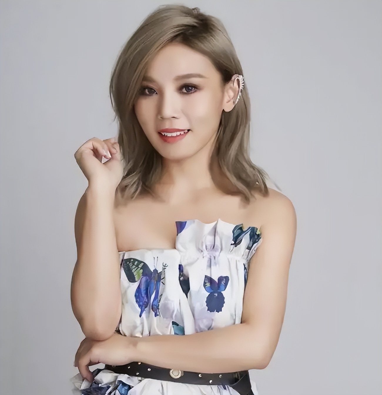 台湾疫情严峻!曾宝仪确诊直不起身,谢依霖全家确诊儿女高烧40度