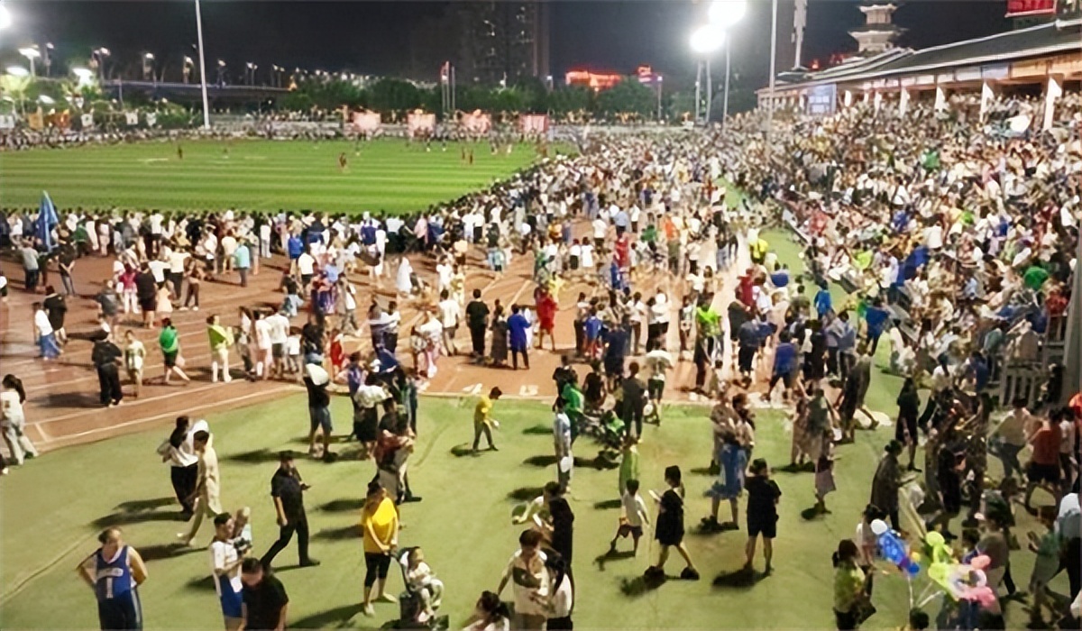 贵州村超联赛双方打架,直击贵州“村超”足球之夜