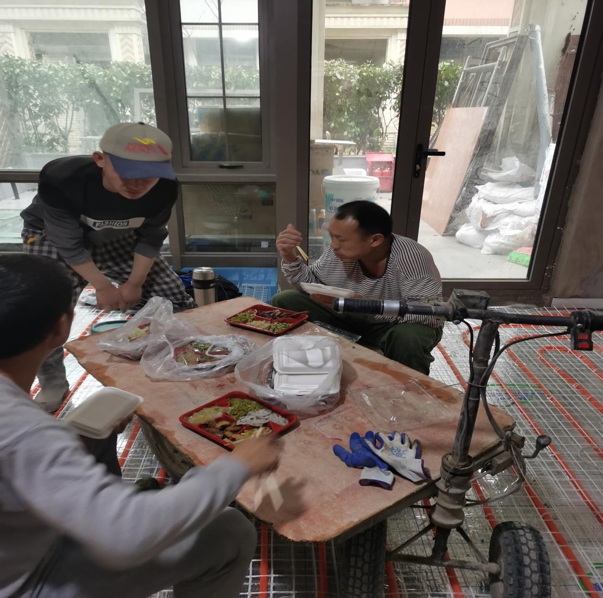 为什么装修工人的工资比较高,年轻人做装修工人有前景吗