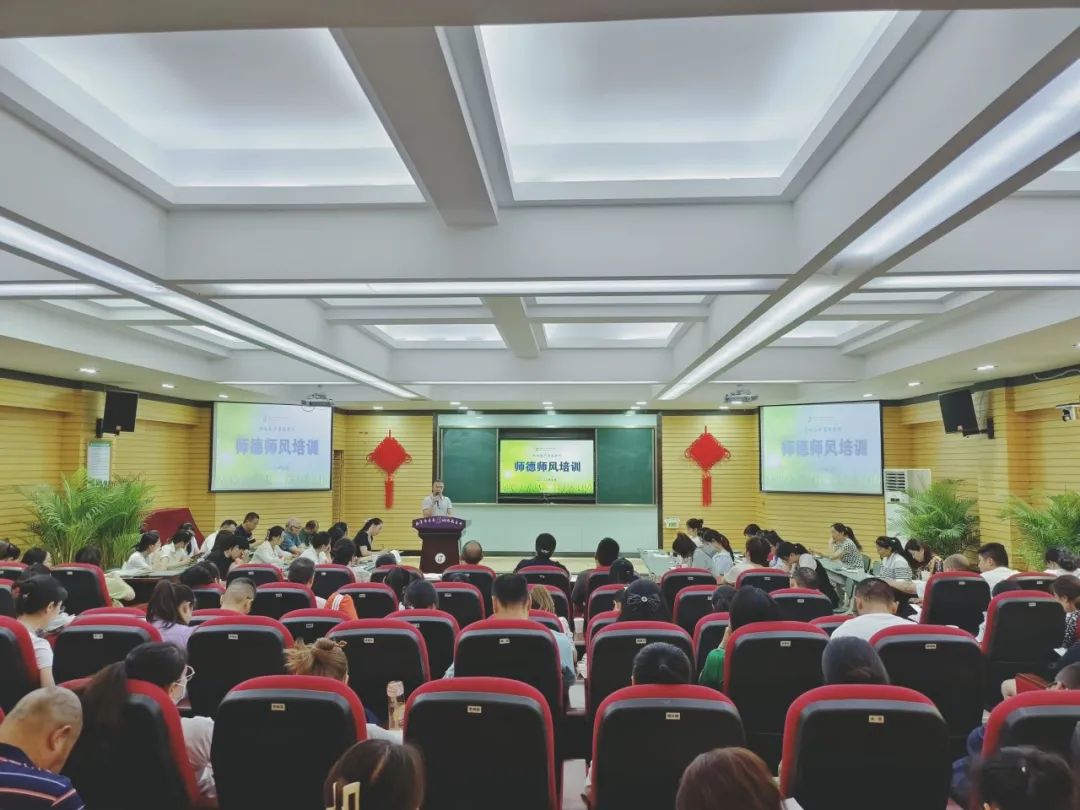 团结奋斗，勇毅前行！龙潭小学教职工，惟实励新，潜心育人