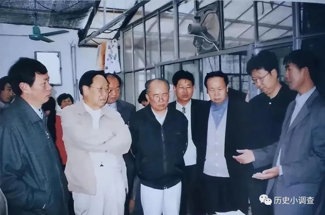 他是国军将领之子，曾担任云南省委书记，被当地群众称为“大爹”