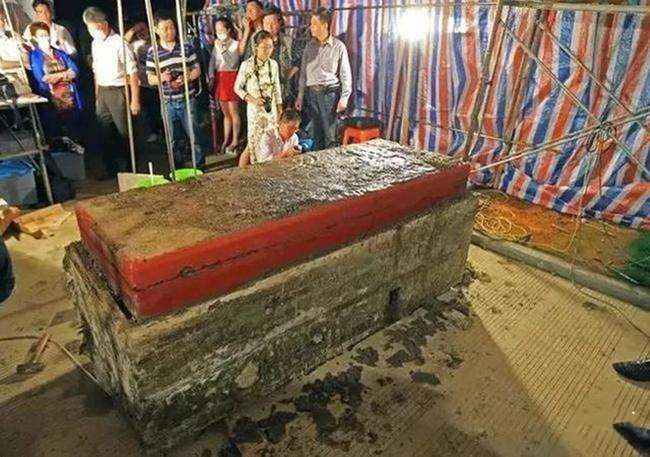 在棺材躺了10年,在棺材里面睡了100年