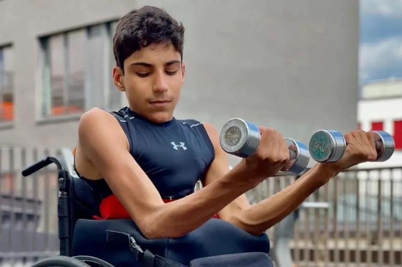 世界杯半身男孩,世界杯上半生少年