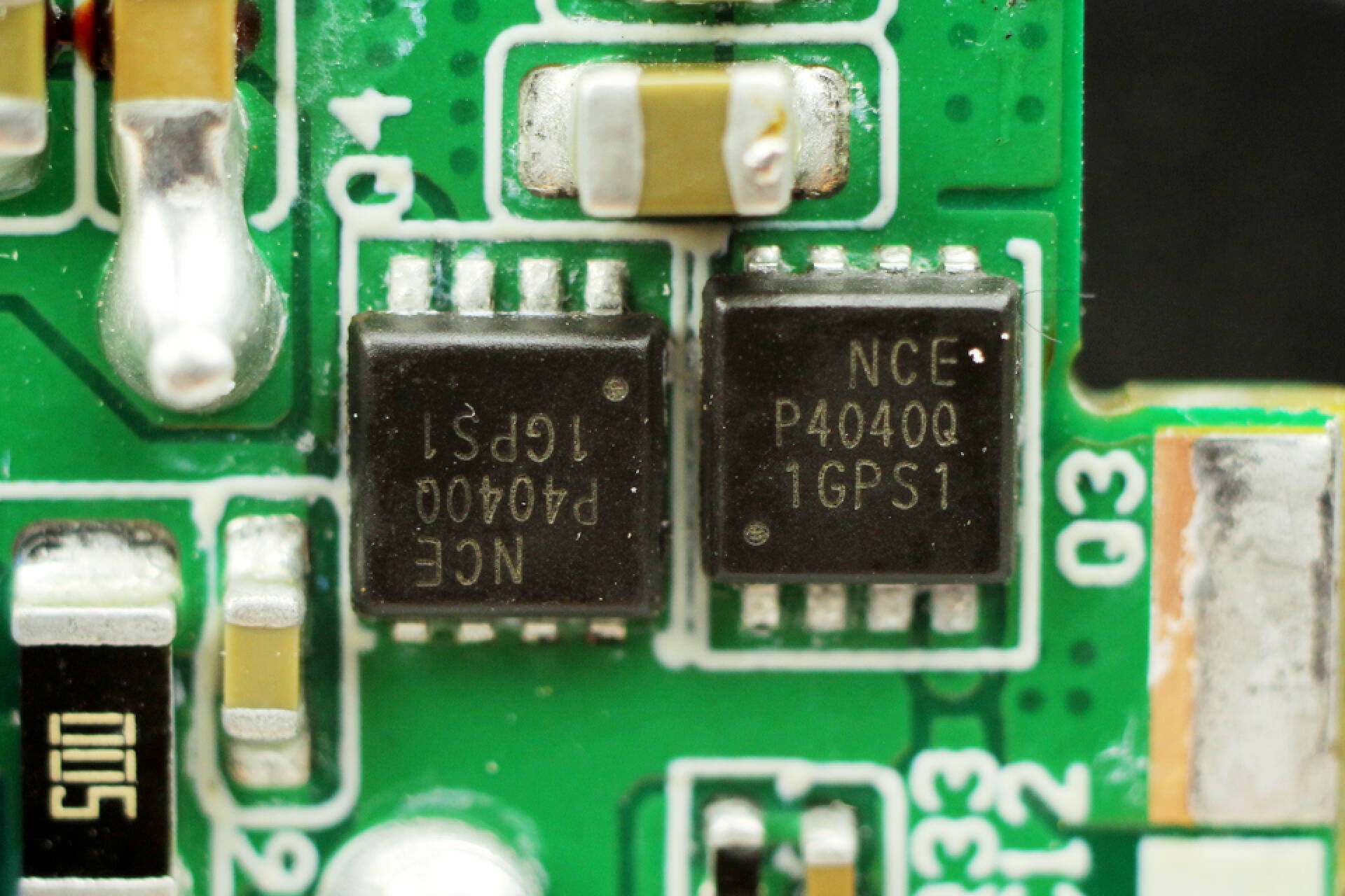 公牛新款67w快充插座拆解,公牛防过充保护插座拆解