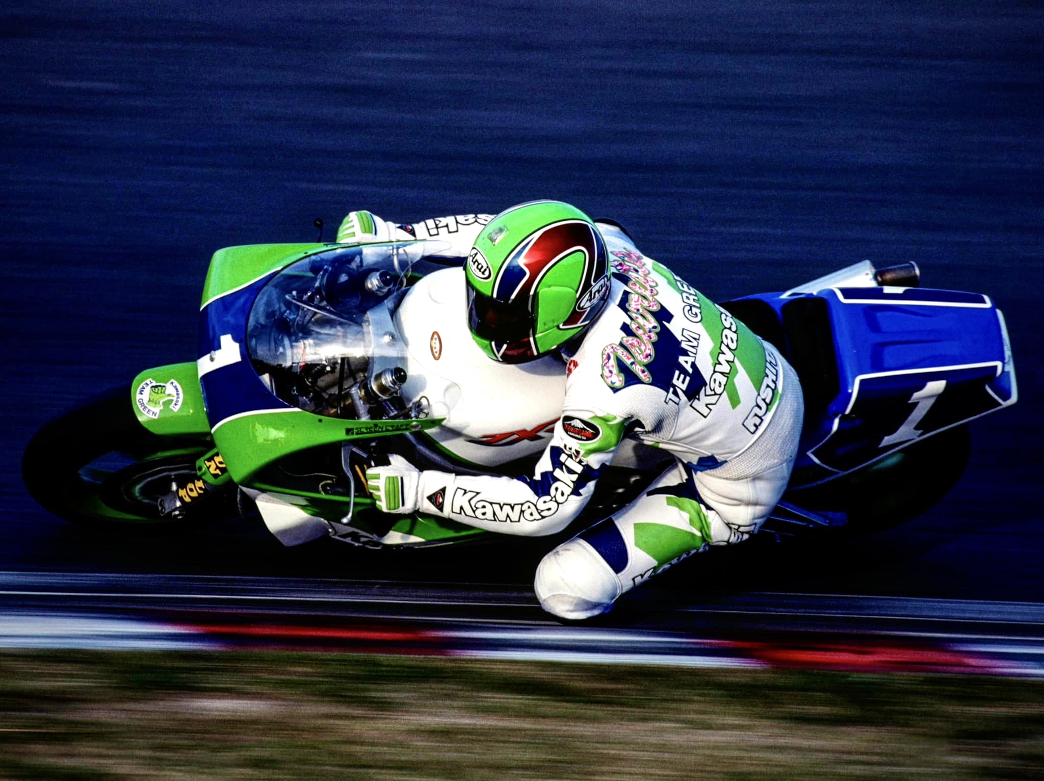 老照片:TT-F3赛车规格的KawasakiZXR-4