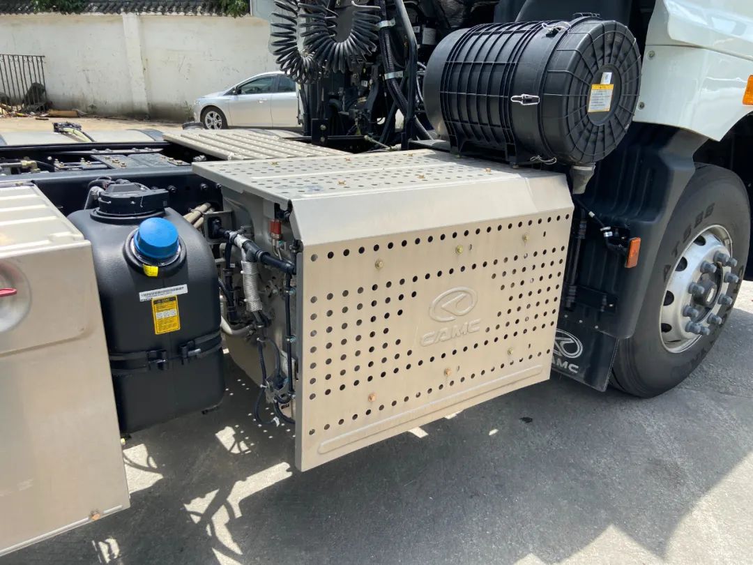 华菱汉马h7460马力牵引车多少钱,拉7吨挖机的自卸车