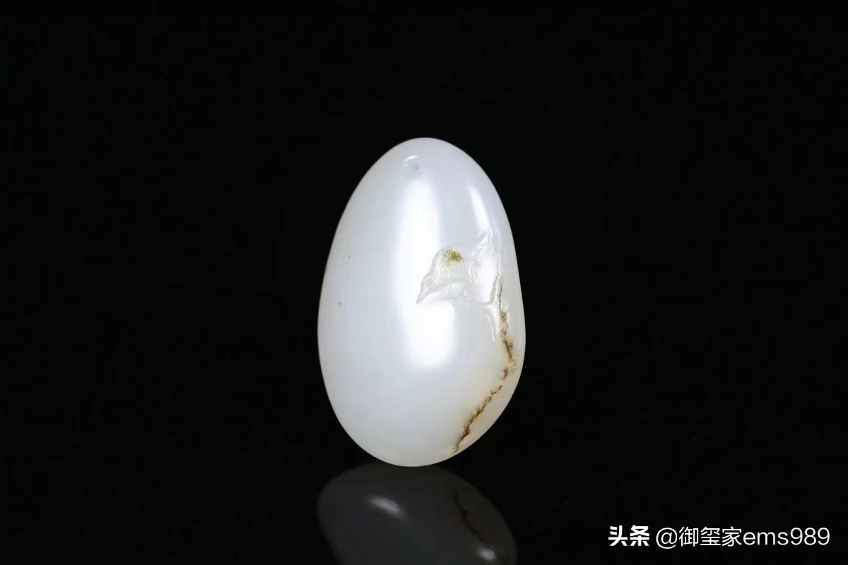 和田羊脂白玉真的不沾水吗,和田玉籽料不牛皮的值钱吗