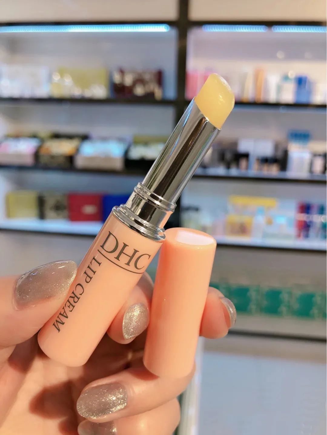 提亮唇部补水润唇膏,dhc保湿润唇膏