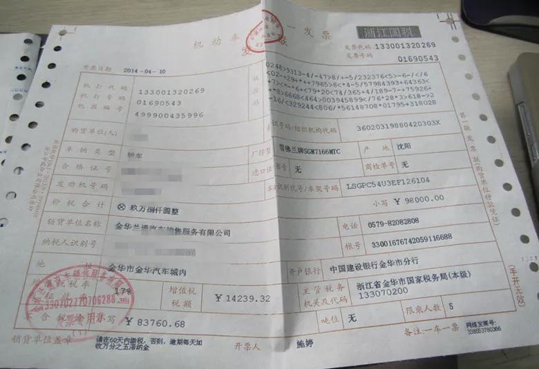 道路坑洼导致车胎破损保险能报吗,路面凹坑导致爆胎怎么赔偿